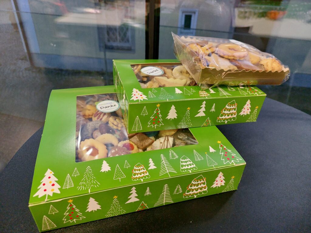 verpackte Weihnachtskekse der CF Hilfe OÖ in 3 Größen