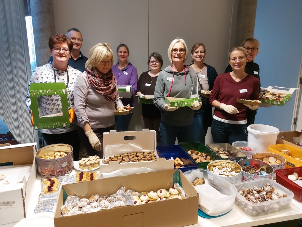Helfer:innen der CF-Keksaktion beim Verpacken der Kekse am 26.11.2025