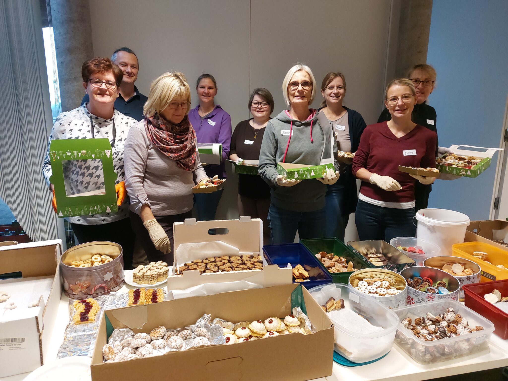 Helfer:innen der CF-Keksaktion beim Verpacken der Kekse am 26.11.2025