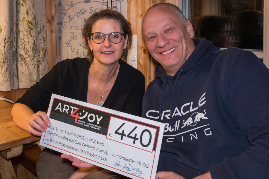 Markus Stroblmair übergibt an Elisabeth Jodlbauer-Riegler einen Spendenscheck über € 440.