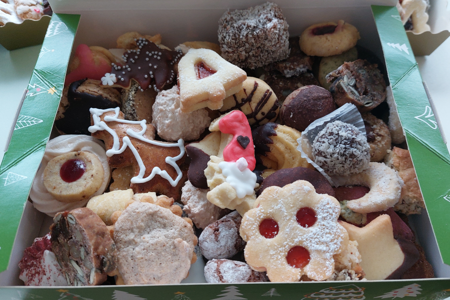 selbstgebackene Weihnachtskekse der CF Hilfe OÖ in grüner Schachtel